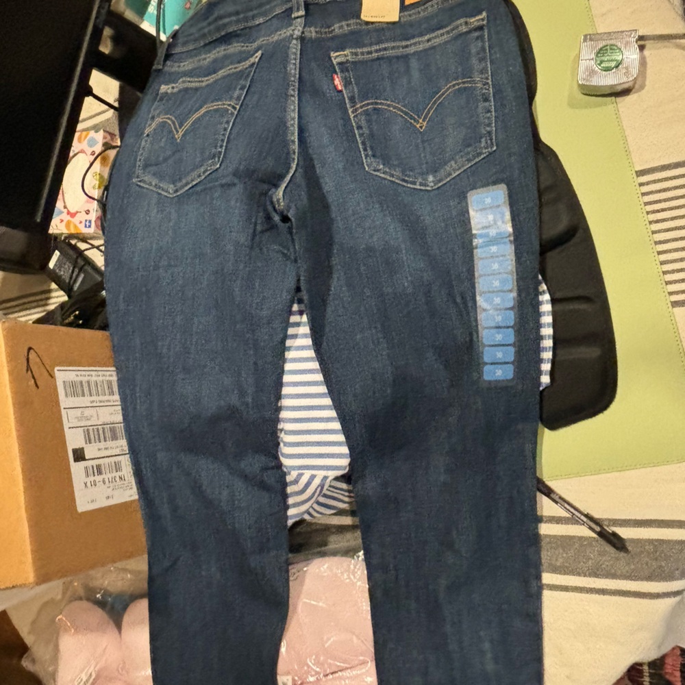 NWT Levi’s boyfriend jeans. Size 30 x 27